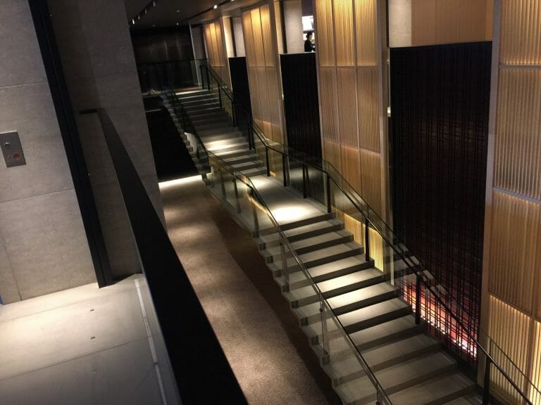 1Fロビーから見た1B